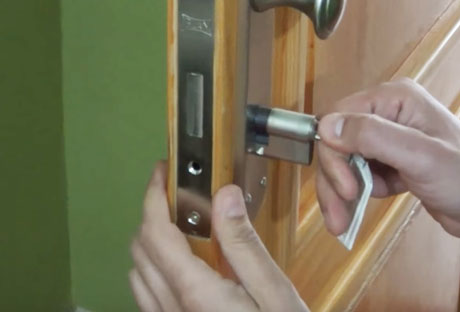 Como instalar el bombín en la cerradura de la puerta y qué precio tiene (Tesa)