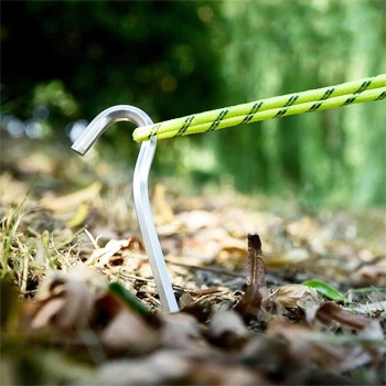 asegurar un toldo velador en el suelo de jardín camping